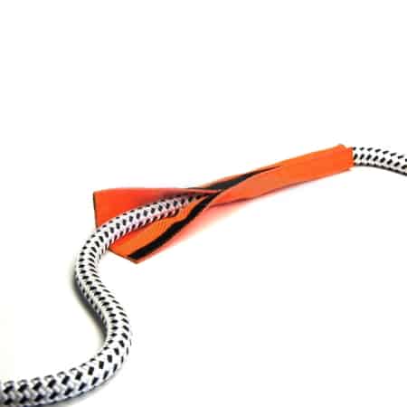 Anwendung Scheuerschutz mit Klettverschluss orange an schwarz weißem Seil