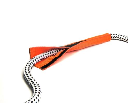 Anwendung Scheuerschutz mit Klettverschluss orange an schwarz weißem Seil