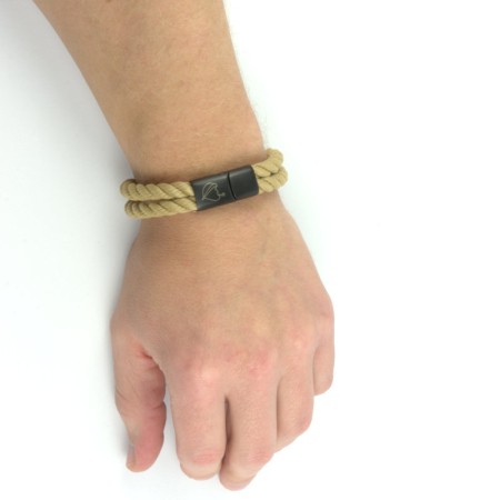 Beiges Segeltau Armband mit schwarzer Schließe Beispiel am Arm