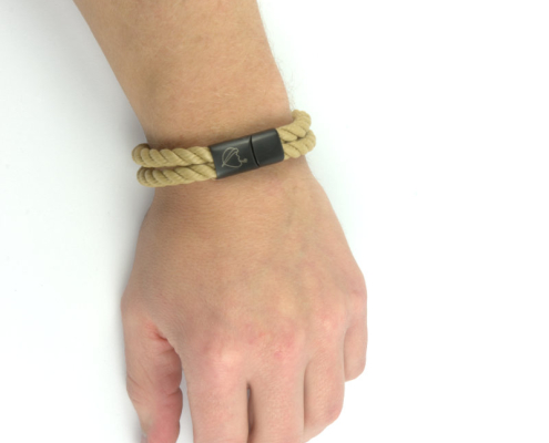 Beiges Segeltau Armband mit schwarzer Schließe Beispiel am Arm