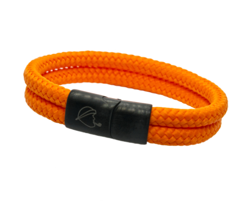 neonorange Armband aus Segeltau mit schwarzem, seitlich öffnendem Magnetverschluss