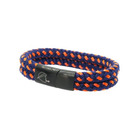 zweifarbiges Armband in blau und orange aus Segeltau mit schwarzem, seitlich öffnendem Magnetverschluss