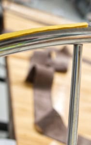 Doppelseitiges Klebeband auf einem Steuerrad anbringen