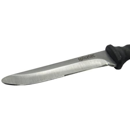 Detailfoto einer Klinge von einem Spleissermesser, welches eine Mikroverzahnung besitzt